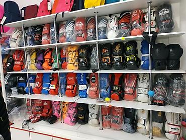 спортсмены: Большой ассортимент боксерских экипировка в спортивном магазине — 4