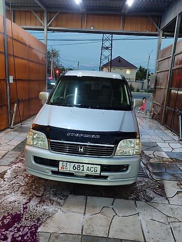7 местка: Салон минивэна Honda с правым рулём. На фото представлен просторный — 5