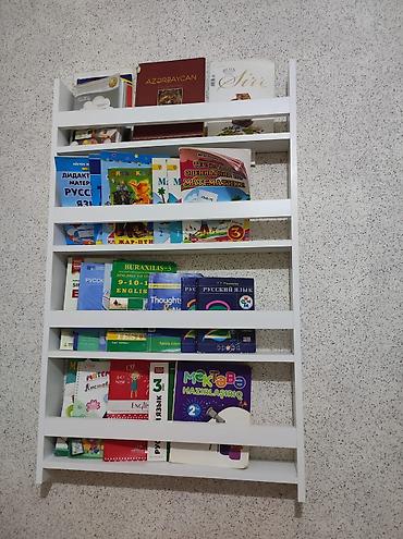 ağ masa: Divar tipli kitab rəfi - Material: ağ rəngdə, bərk və davamlı taxta — 1