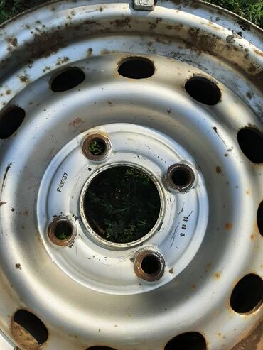 Gume i felne: 4 komada čelične felne R14, sa 2 dosta dobre polovne zimske gume. Na — 4