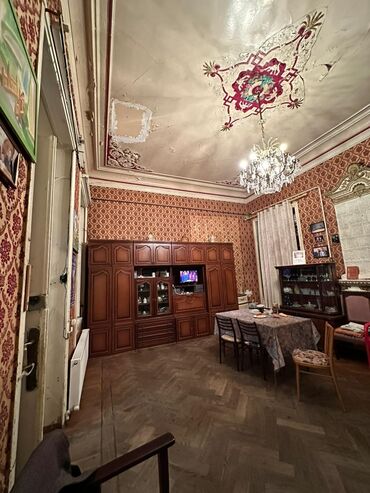 Binalar: Tarixi mərkəzdə yerləşən küçə mənzərəsi olan kommersiya obyektləri və — 18