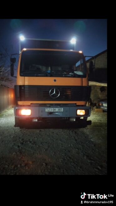 запчасти cr v: Mercedes-Benz markalı narıncı rəngli yük maşını, gecə şəraitində