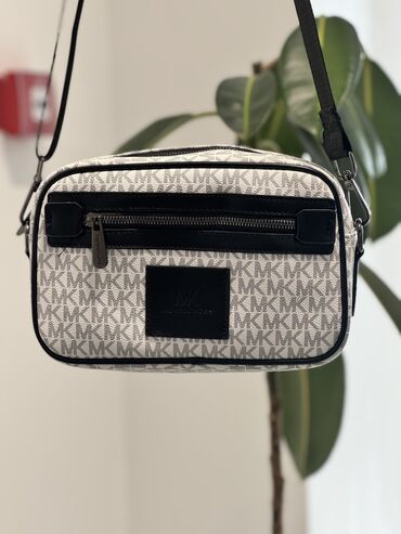 сумка кыргызча: Барсетка, Michael Kors, Материалы: Жасалма булгаары, Сыдырмалуу, Бөлүнгөн бөлүктөр, Куру жөнгө салынат, Жаңы