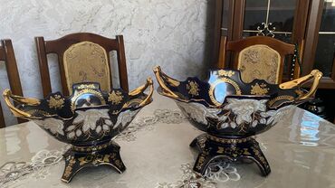 Duz istiot qabları: Mürəkkəb qızılı və gümüşü naxışlarla bəzədilmiş tünd göy rəngli iki