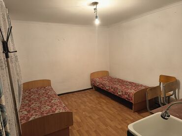 дом с бизнесом: Сдается комната с двумя односпальными кроватями. Просторное помещение