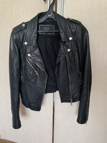 Куртки: Женская куртка XS (EU 34), цвет - Черный, Zara