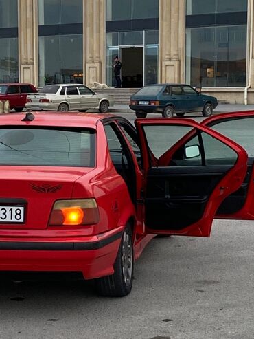 Digər Avtomobillər: Qırmızı rəngli sedan avtomobil Xüsusiyyətlər: - Korpus: 4 qapılı — 11