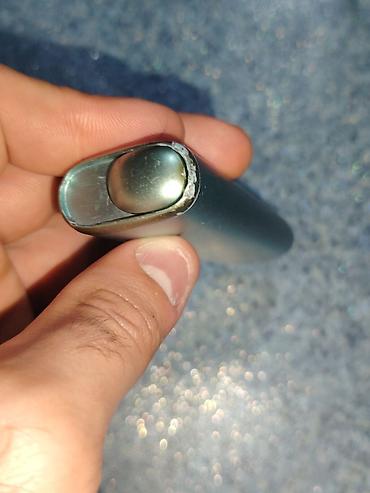 qəlyan aparat: Metallik boz rəngdə kompakt elektron siqaret cihazı (vape/pod — 2