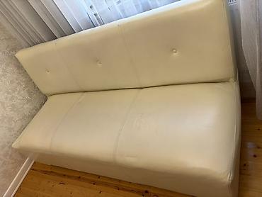 Ağ rəngdə kompakt divan - Minimalist dizayn: hamar xətlər, arxalıqda lalafo.az -da Ağ rəngdə kompakt divan - Minimalist dizayn: hamar xətlər, arxalıqda