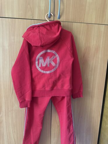 Верхняя одежда: Платье на девочку 4-5 лет 300 сом Спортивка Michael kors красная на 5 — 7