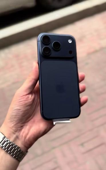 iphone 13 sadə: Model: iPhone (qara/göy tonda), arxa tərəfində modullu üçlü kamera — 1