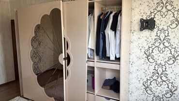 продаю зеркало для дома: Элегантная двуспальная кровать с мягким изголовьем, выполненным в