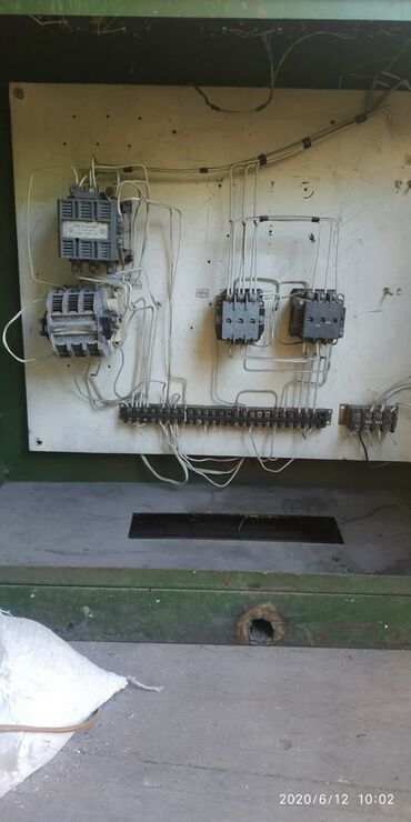 Другое оборудование для производства стройматериалов: Гильотина, разматыватель ( клеть) остаток кровельного металла, все — 14