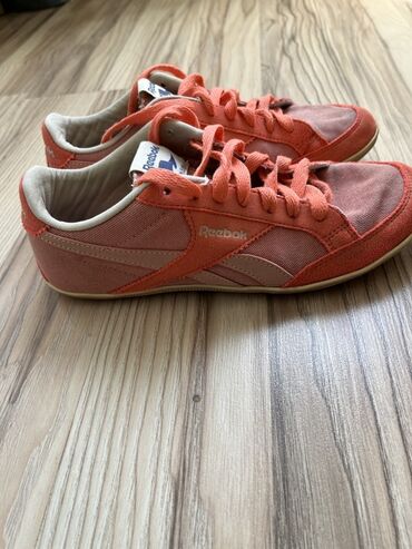 Кроссовки и спортивная обувь: Кроссовки Reebok в коралловом цвете. Эта модель имеет замшевые