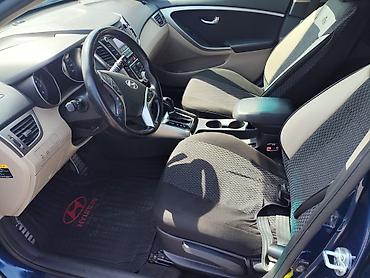 hyundai salon: Hyundai Elantra GT – mavi rəngli, 5 qapılı hatchback. Texniki — 10