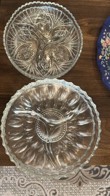 Meyvə qabları: 6 ədəd baliq formasında şüşə qab (salatlıq) 4 ədəd böyük bölməli çərəz — 1