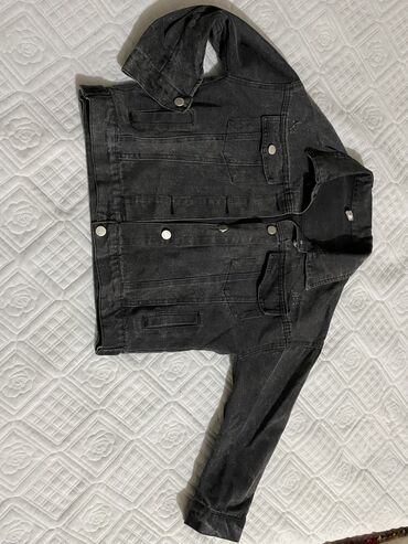 джинсы черные: Джинсовая куртка 
Состояние как новое 
Модная куртка
На 10-11 лет