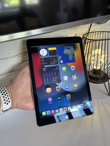 tablet tesla: IPad AIR 2 128GB iPad u vidjenom stanju kao na slikama par sitnih