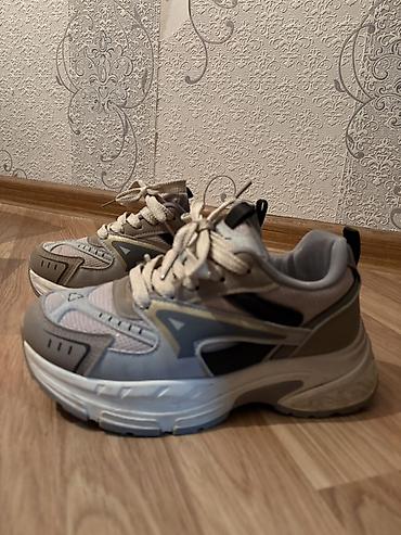 Ölçü kiçik olduğu üçün satılır. Unisex idman ayaqqabısı - Rəng