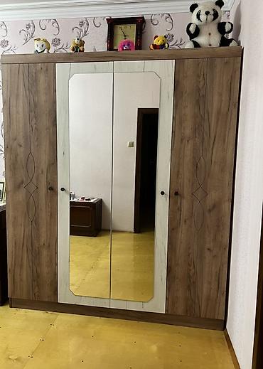 taxta stular: Dörd qapılı paltar şkafı – güzgülü, ağac teksturalı. 2 aydi alinib tep — 3