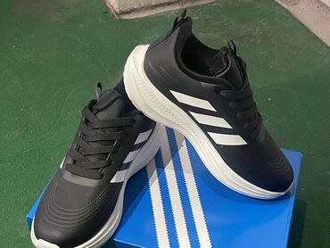 фирменные красовки: Кроссовки спортивные, черные с белыми элементами. Характеристики: -