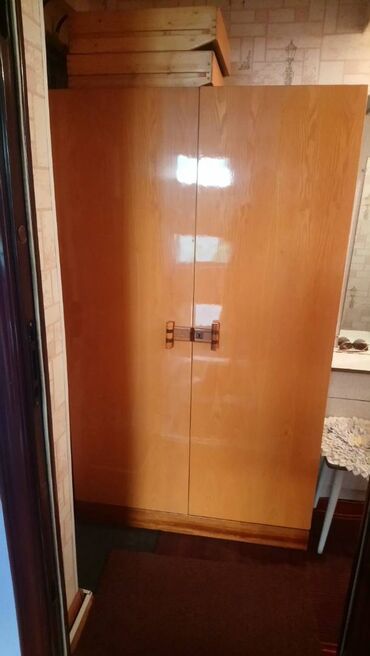 приму женские вещи в дар: Отдам шкаф за услугу переставить немного мебель. Размер длина