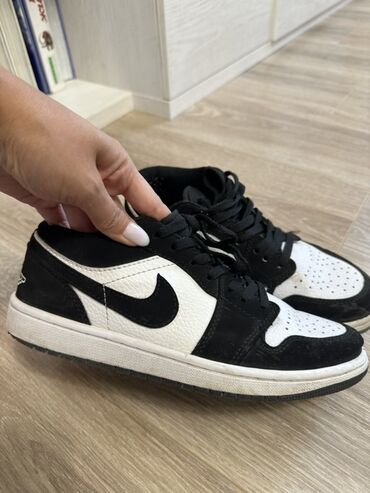 зимняя обувь для мужчин: 1.Кроссовки Nike Air Jordan 1 Low, классическая чёрно‑белая расцветка