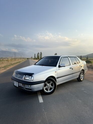 авто в рассрочку: Автомобиль Volkswagen Jetta A3 в серебристом цвете, представленный в