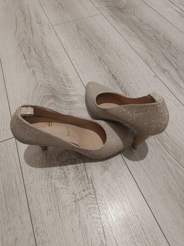 обувь для дома: Туфли, 35, Christian Louboutin, Б/у, цвет - Бежевый