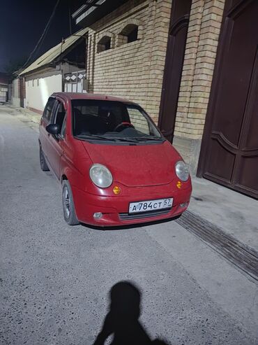 арзан авто машиналар: Красный Daewoo Matiz — компактный городской автомобиль с пятидверным