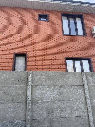 Фасадные сэндвич панели: Термопанели "под кирпич" в цвете антрацит и белом цвете. Этот фасадный — 8