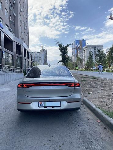 byd e1: Aion S — электрический седан серебристого цвета. запах хода 460 км — 3
