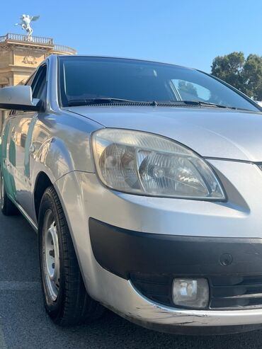 авто с последующим выкупом бишкек: Gümüşü rəngli Kia Rio, xarici görünüşü ilə diqqət çəkir. Avtomobilin