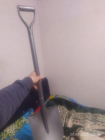 Маленькая лопата, киньте в машину, она всего выручит вас в трудную