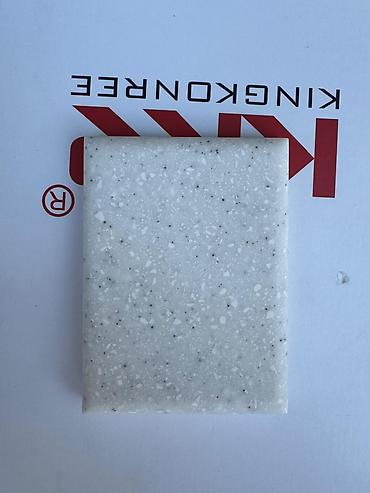 Digər divar panelləri: Kvars kompozit (engineered stone) səthlər – açıq bej-boz tonlarda — 18