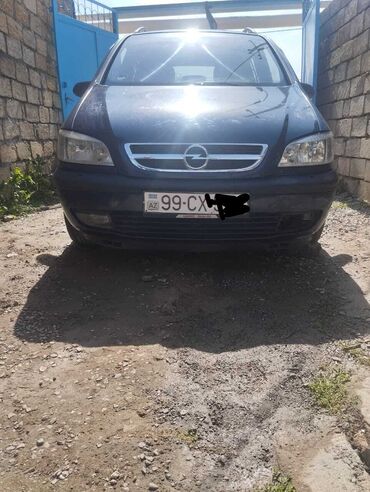 opeler: Mavi rəngdə Opel Zafira miniveni. Avtomobil geniş salona və rahat