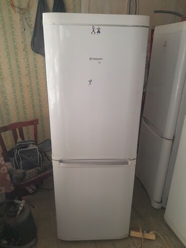sharp soyuducu: İşlənmiş 2 qapılı Hotpoint Ariston Soyuducu Satılır, rəng - Ağ, Təkərli