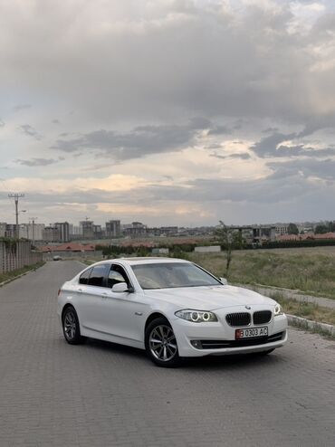 форсунки соната: Белый седан BMW 5 серии. Автомобиль оснащен легкосплавными дисками и