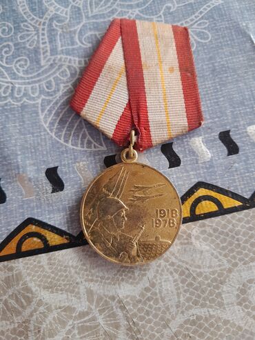 Digər əntiq əşyalar: Sovet dövrünə aid medallar və nişanlar dəsti. Dəstdə olanlar: - 2 — 4