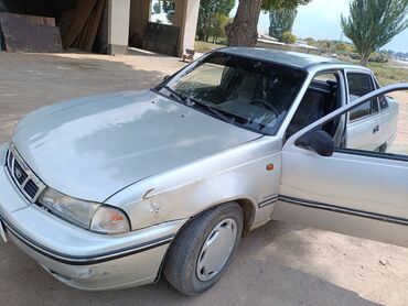 меняю дом на машину: Представлен серебристый седан Daewoo Nexia, оснащенный четырьмя