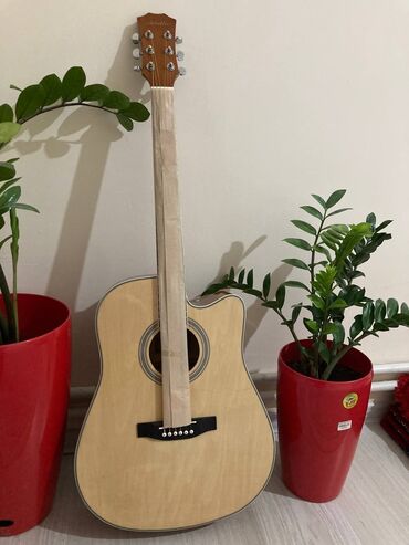 Музыкальные инструменты: Срочно продаётся акустическая гитара 41 размер в идеальном новом
