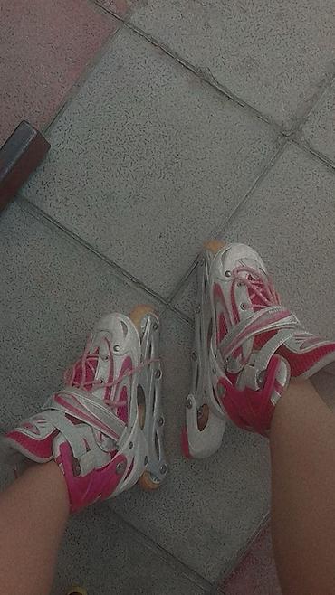 Tənzimlənən təkərli konki (inline skates) - Rəng: çəhrayı/boz-ağ