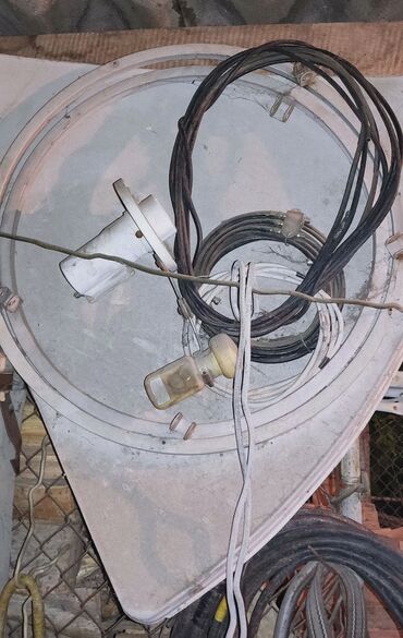 тюнер спутниковые: Спутниковая тарелка (большая) +2 головки с проводами и 2 тюнера всего