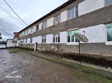 yevlax emlak: İki mərtəbəli, daş/kərpic konstruksiyalı çoxmənzilli yaşayış binası — 1