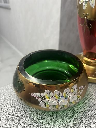 Qızılı naxışlı şüşə qab - Material: qalın yaşıl şüşə, xaricində