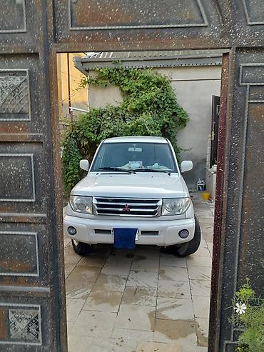 Mitsubishi: Mitsubishi Pajero IO (ağ rəng) – kompakt, çevik və tam ötürücülü — 1