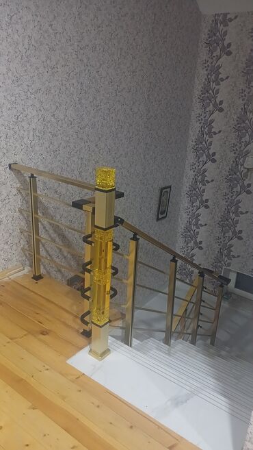 Pilləkən məhəccərləri: Şəkillərdə müxtəlif layihələr və tərtibat nümunələri göstərilib — 27