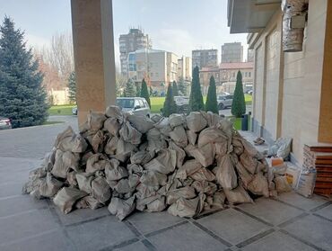 вывоз хлама: Услуги по вывозу строительного мусора самосвалом. Подходит для