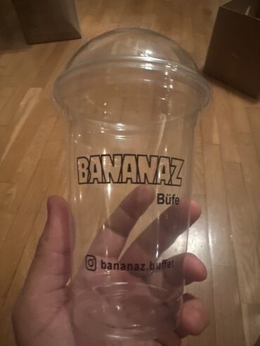 çaxır qabı: Şəffaf plastik stəkan, üzərində "BANANAZ Büfe" loqosu və İnstagram