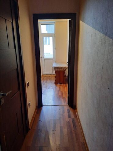 Uzunmüddətli kirayə mənzillər: Kirayə verilir. Ev kristal 1-in girişində yerləşir .Bütün əşyaları — 20